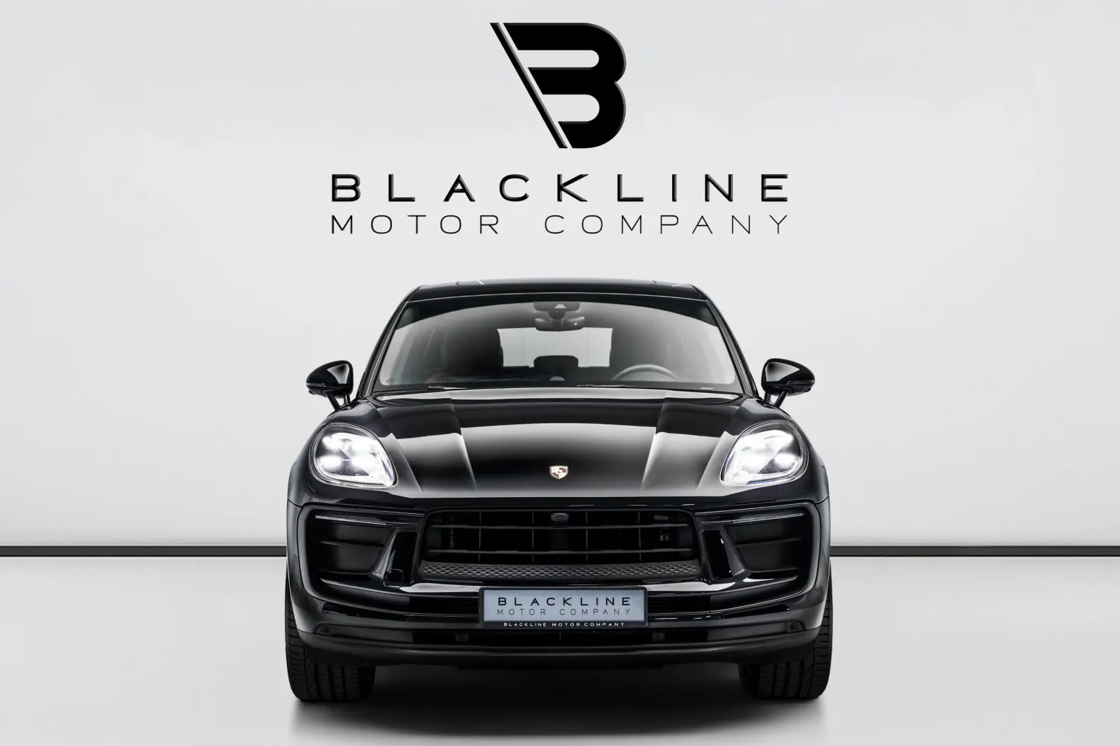 2025 Porsche Macan photo 3