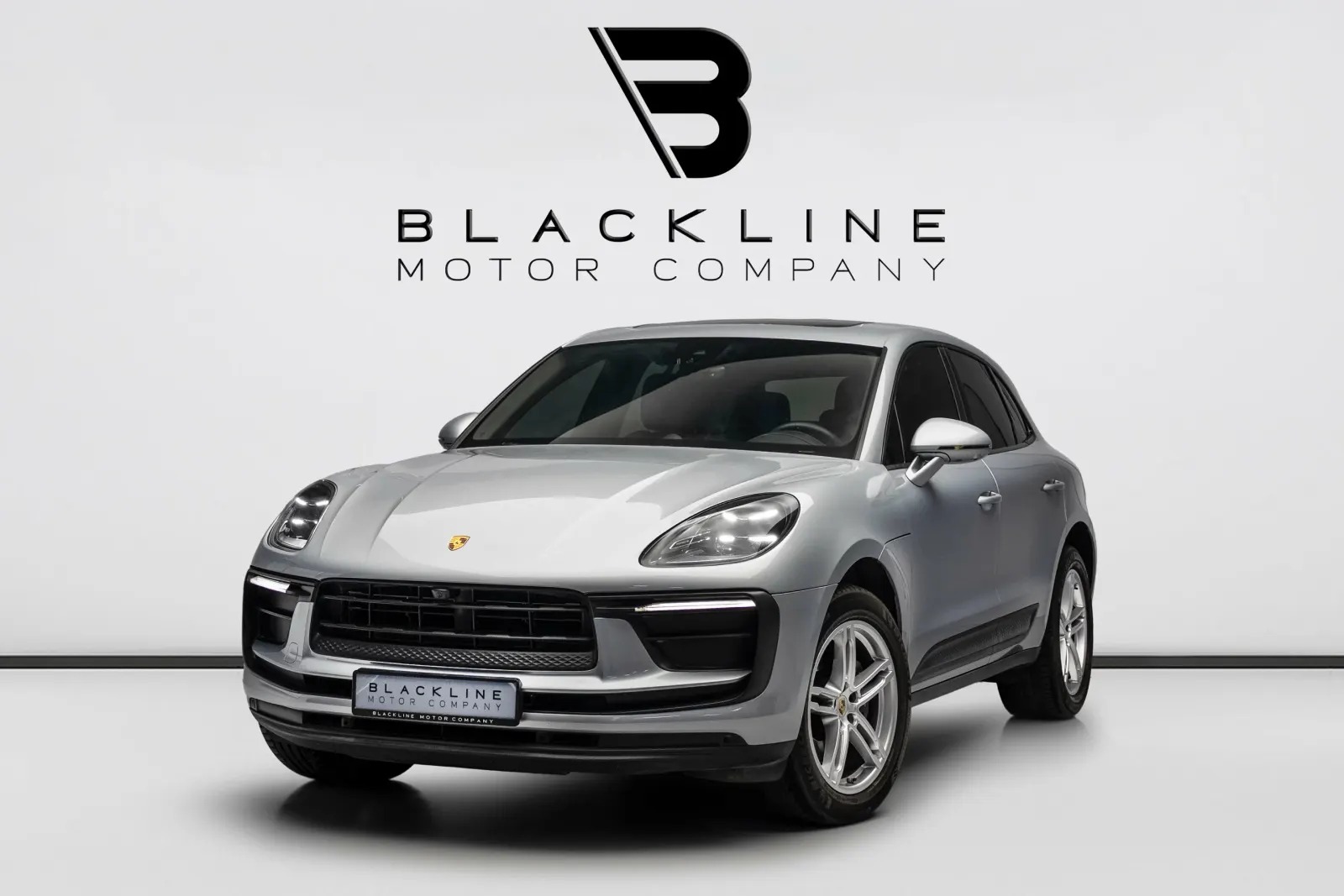 2023 Porsche Macan photo 2